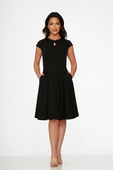 Vestido negro de corte swing-1