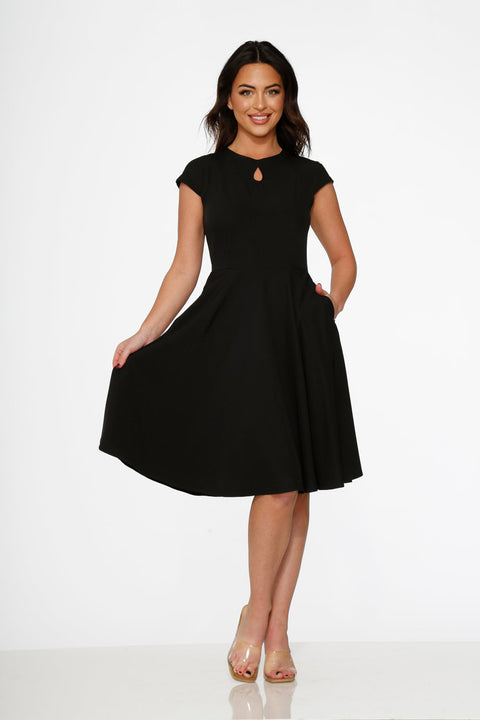 Vestido negro de corte swing-2