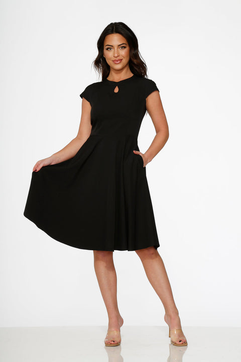 Vestido negro de corte swing-3