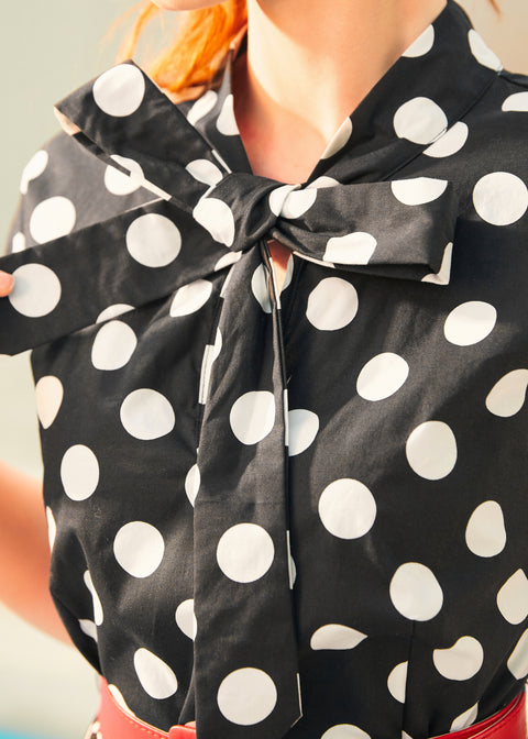 Un vestido clásico de culto con mangas cortas y cinturón.-1