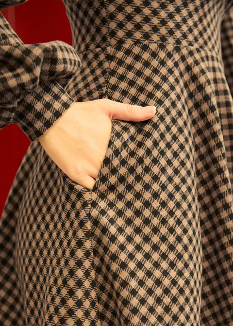 Vestido de corte entallado y acampanado para paseo dominical-5