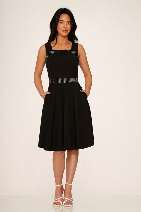 Vestido negro de corte evasé con detalle de raya diplomática.-3