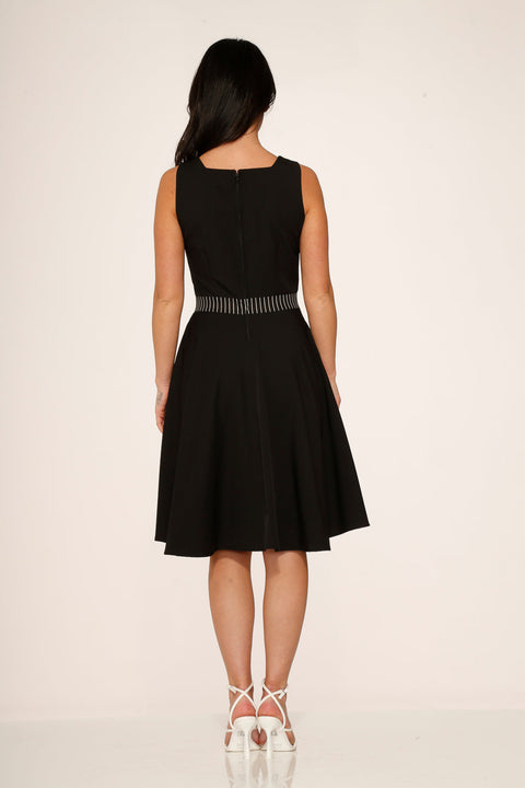 Vestido negro de corte evasé con detalle de raya diplomática.-2