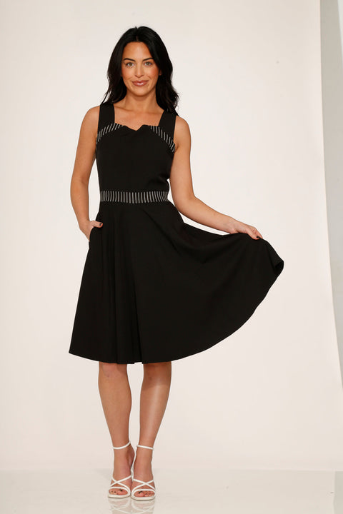 Vestido negro de corte evasé con detalle de raya diplomática.-4