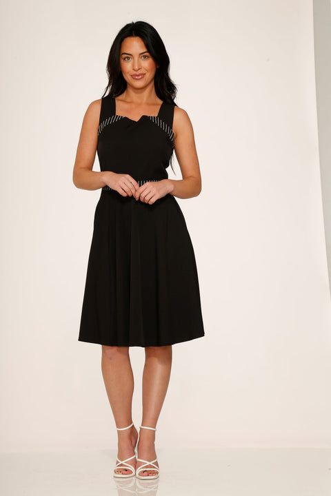 Vestido negro de corte evasé con detalle de raya diplomática.-5