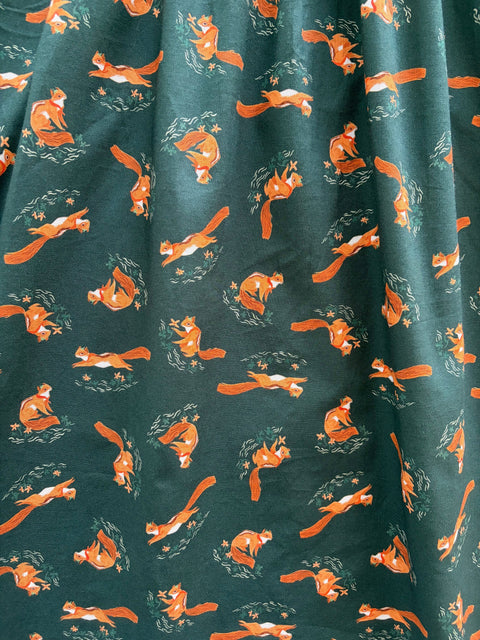 Ardillas vestidas con corte retro y falda acampanada-1