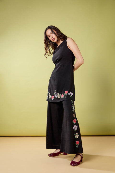 Pantalón ancho fluido con bordado de flor-2