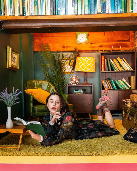 Calcetines negros transparentes con estampado floral oscuro-5