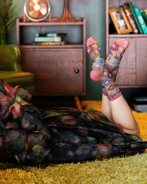 Calcetines negros transparentes con estampado floral oscuro-3