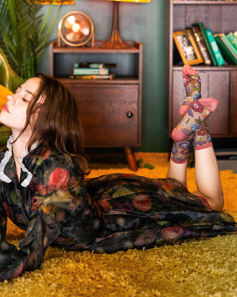 Calcetines negros transparentes con estampado floral oscuro-4